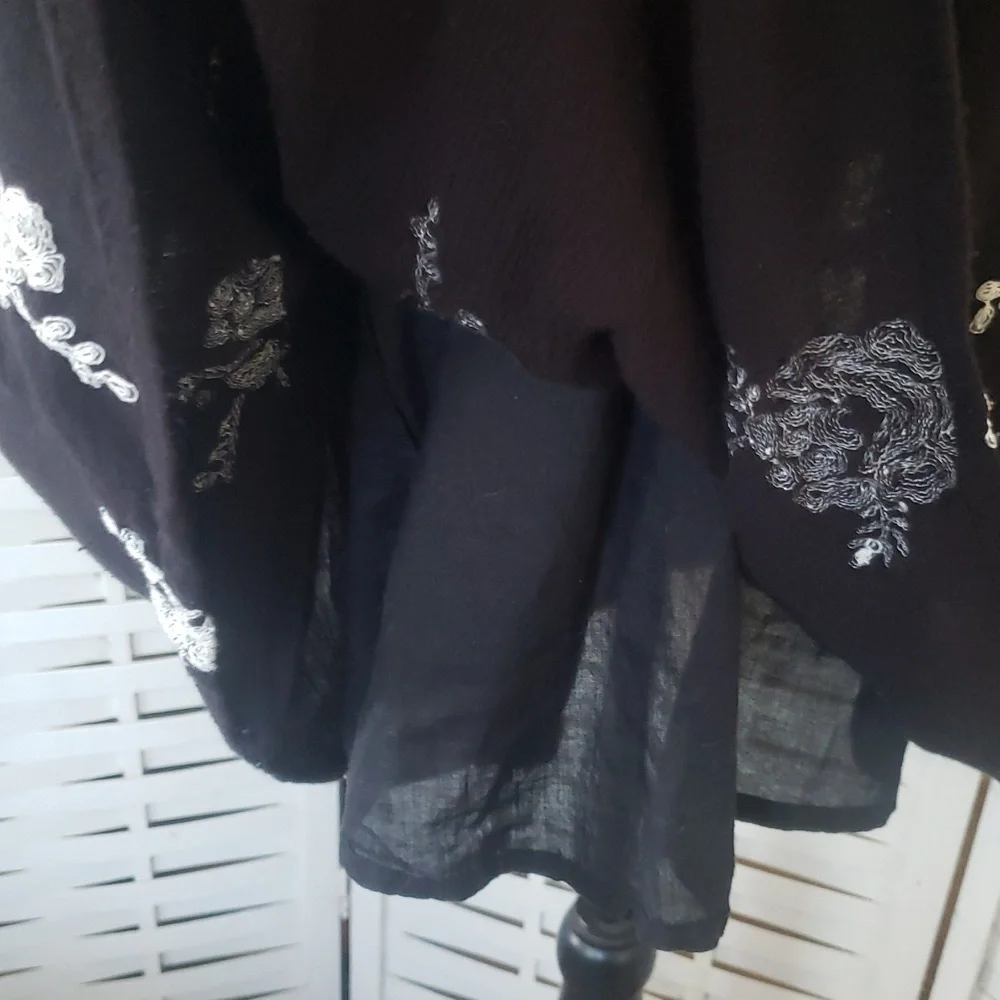 Black and White Floral Blouse - Picture 5 of 7